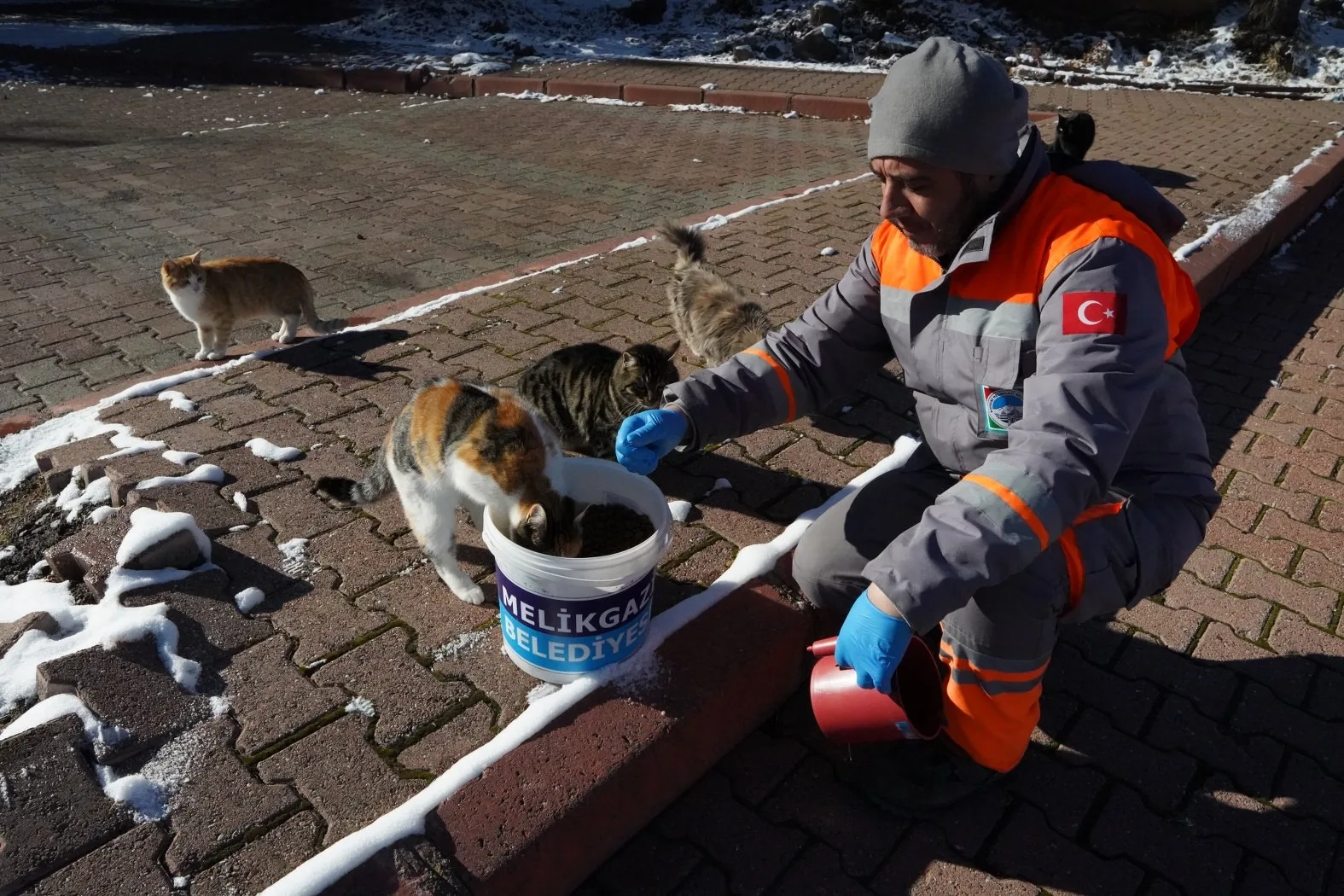 MELİKGAZİ BELEDİYESİ, KAYSERİ'DE ETKİLİ OLAN YOĞUN KAR YAĞIŞI SONRASINDA YİYECEK