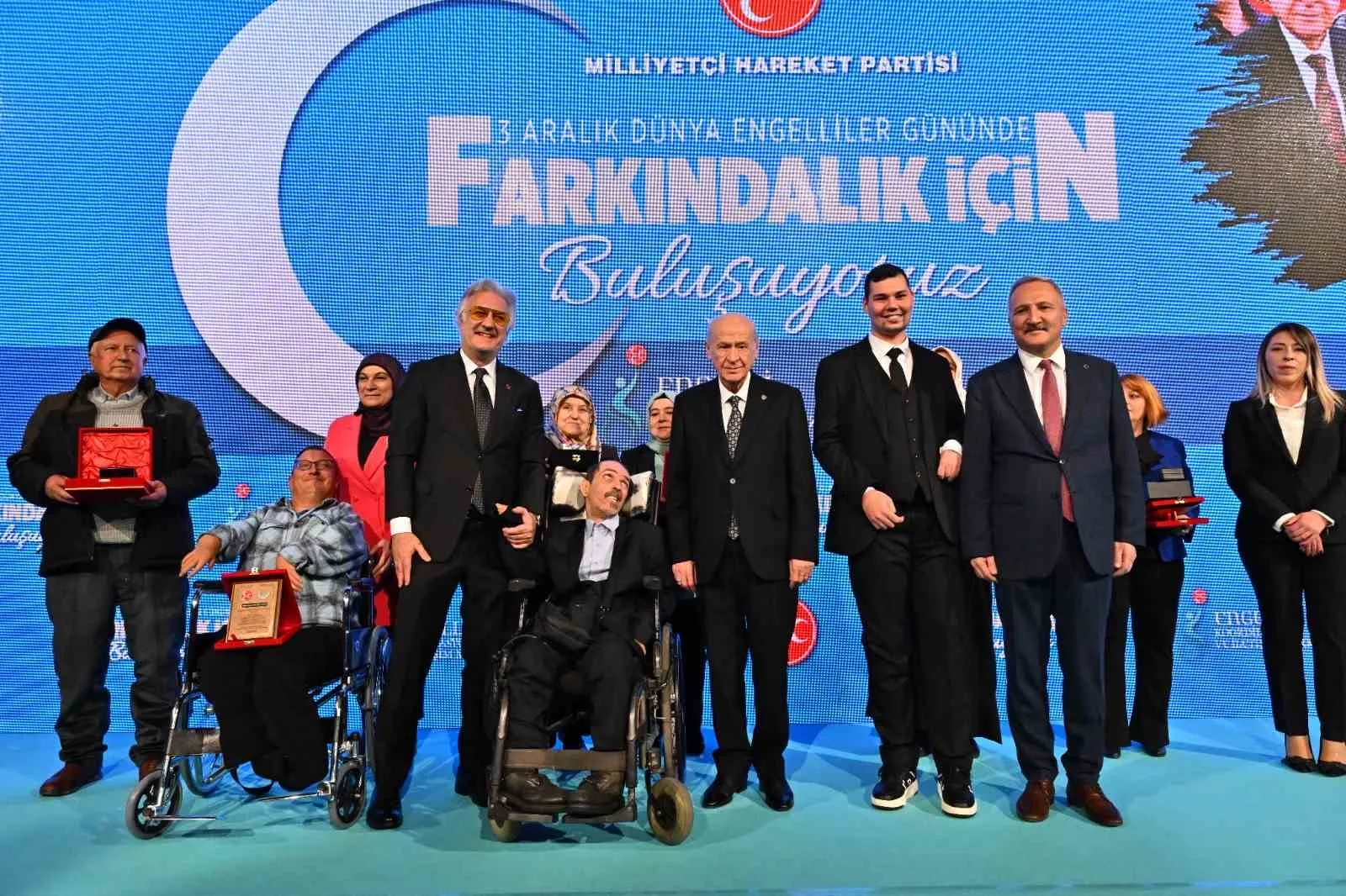 MHP Genel Başkanı Bahçeli, engelli bireylerin anne ve babasının elini öptü