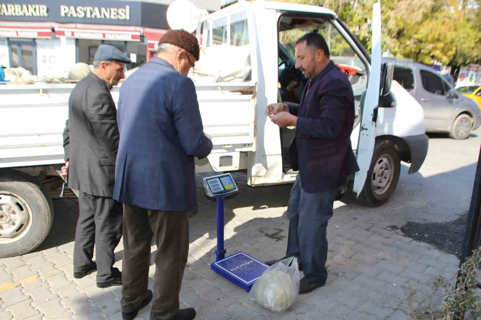 Muş merkezde yetiştirdiği kabakları Varto’da satıyor