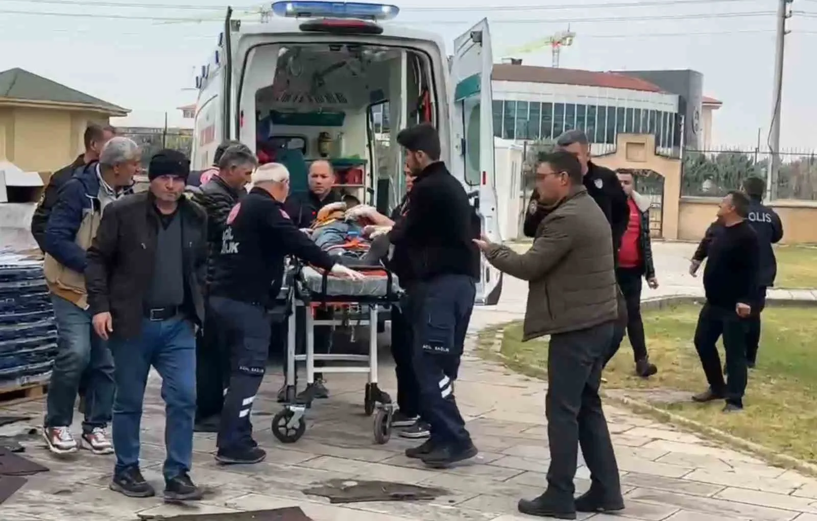 Müze tadilatında portatif asansör devrildi: 2 işçi yaralı