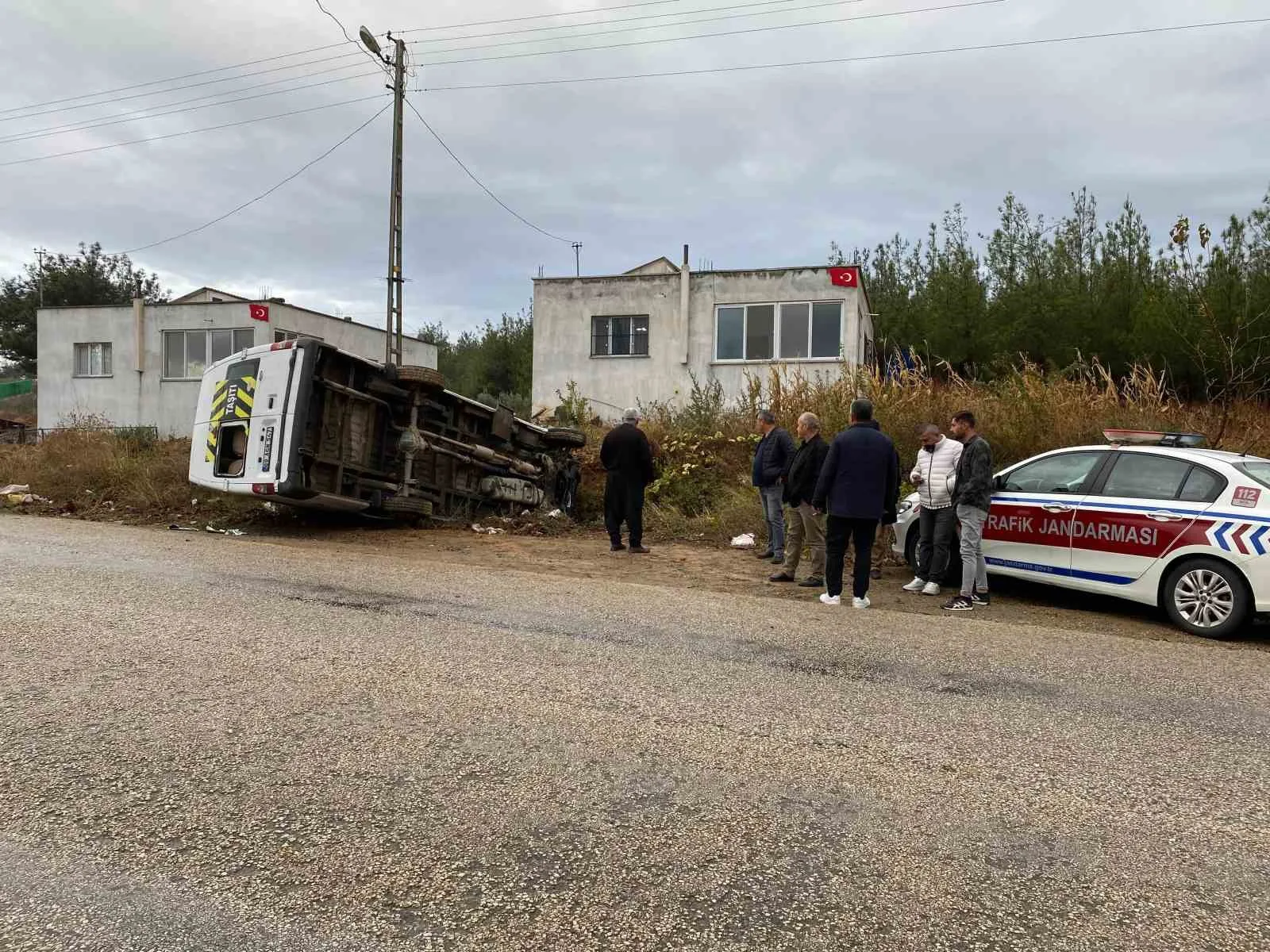 Öğrenci servisi takla attı: 2 yaralı