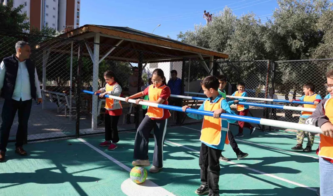 İNTERNETTE AFRİKA’DA EĞLENEN ÇOCUKLARIN