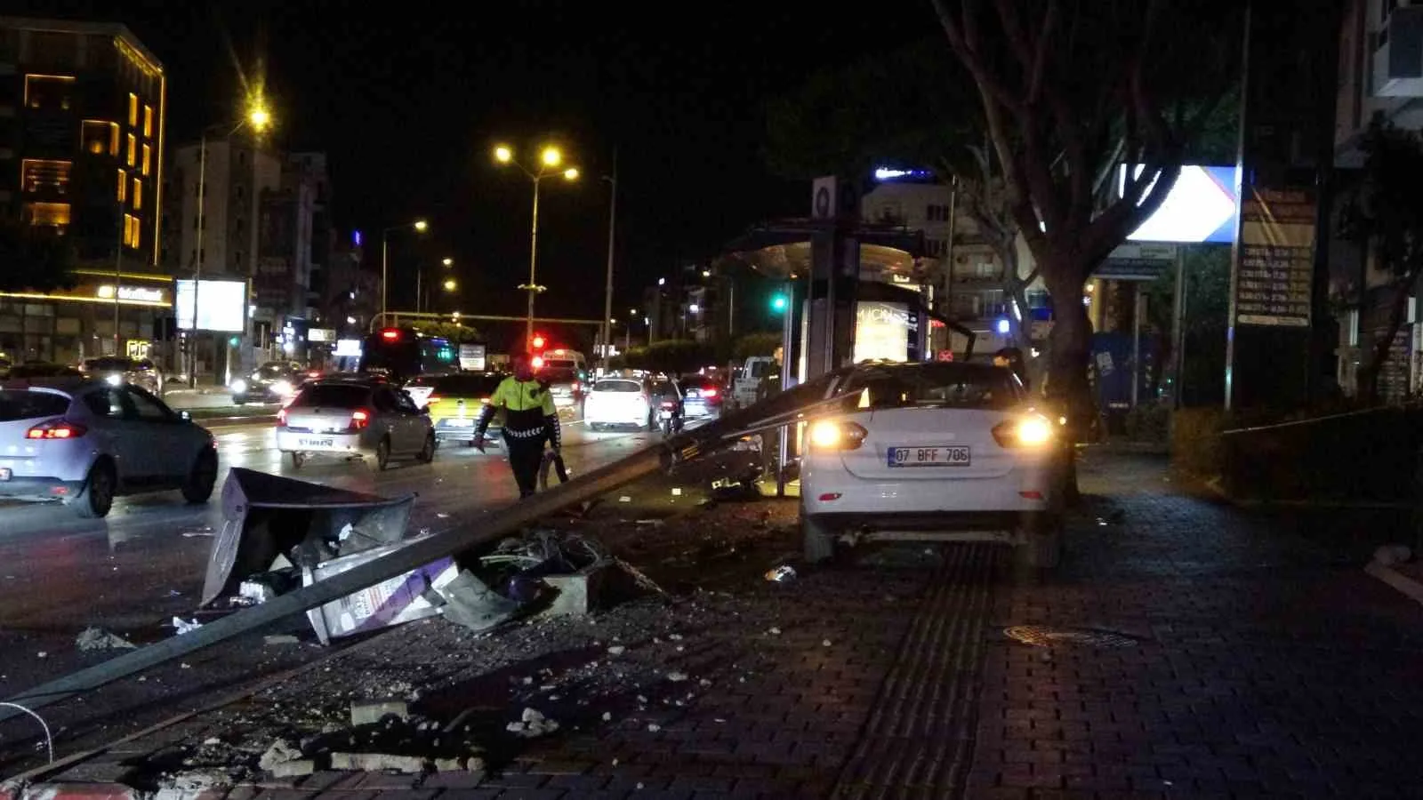 Ortalığı savaş alanına çevirdi, kazadan burnu bile kanamadan çıktı