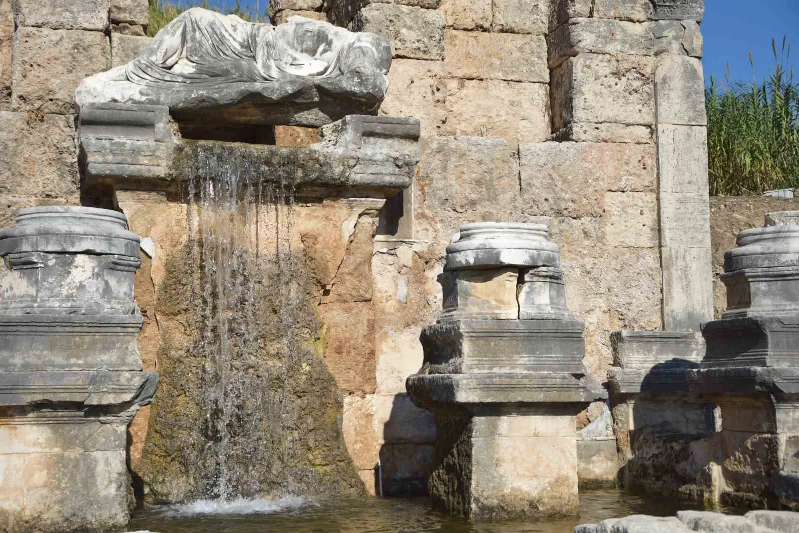 Perge Antik Kenti’ndeki çeşmeden 1800 yıl sonra su akmaya başladı