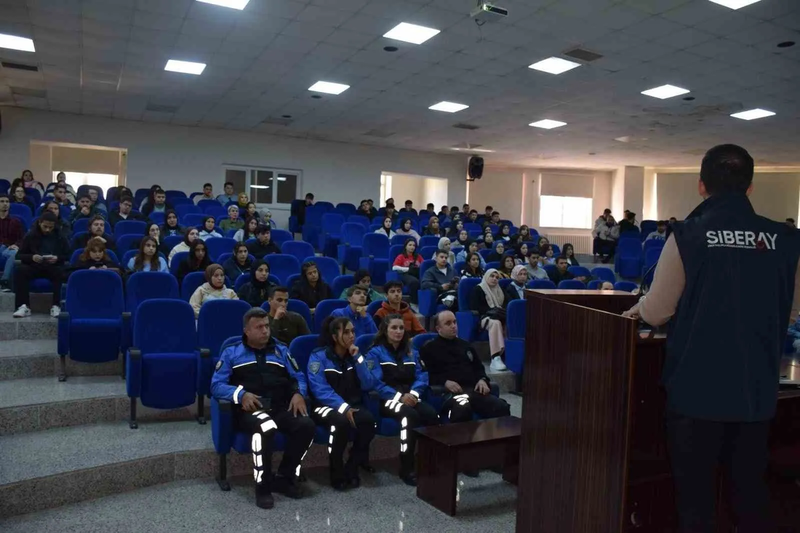 Polisten öğrenci ve öğretim görevlilerine siber güvenlik eğitimi