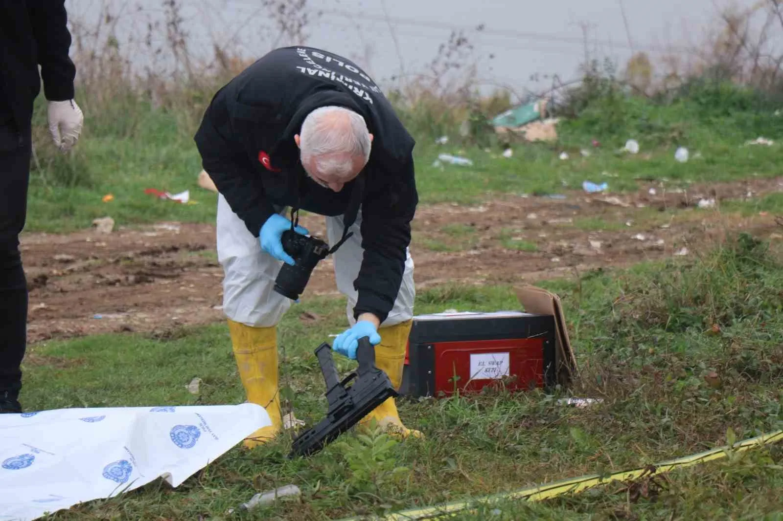 Sakarya’da boş arazide başından vurulmuş erkek cesedi bulundu