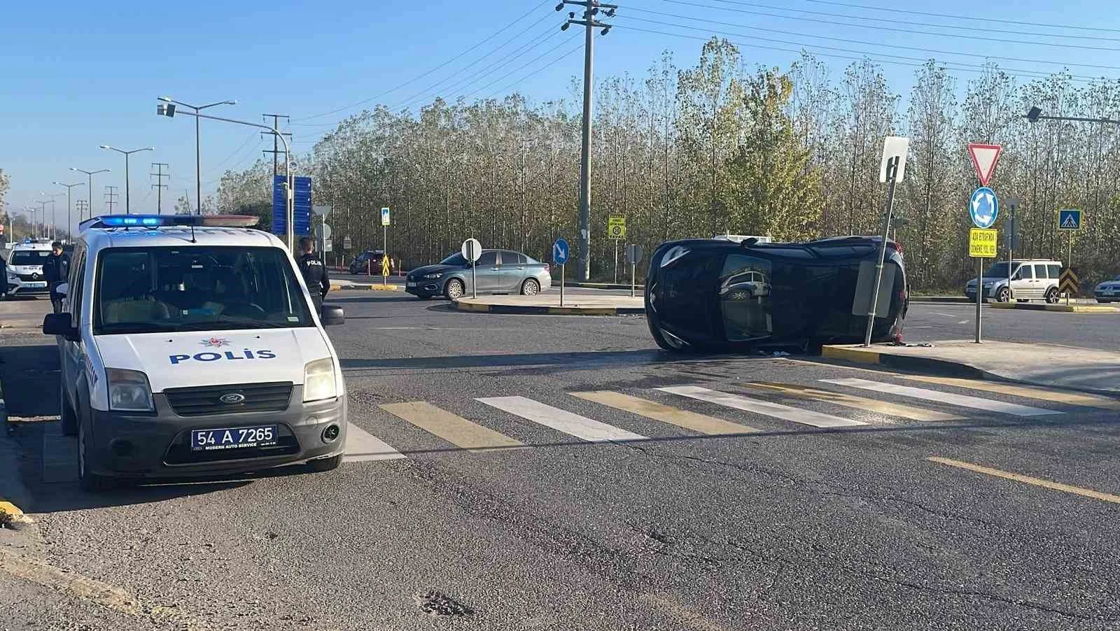 Sakarya’da hafif ticari araçla çarpışan otomobil devrildi: 1 yaralı