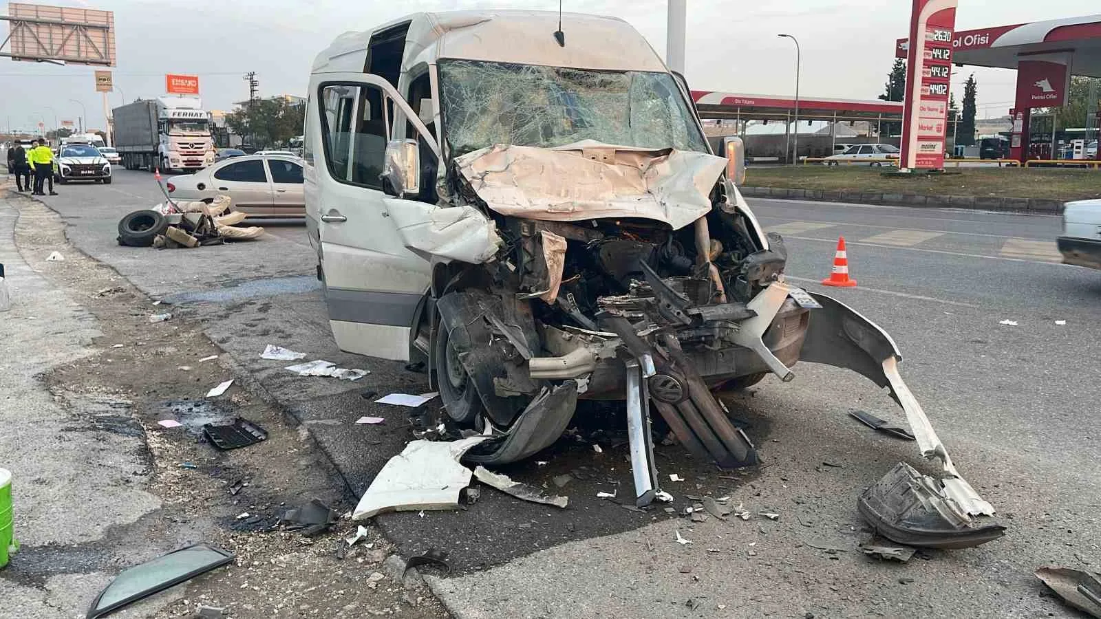 Şanlıurfa’da işçi servisi ile tır çarpıştı: 12 yaralı