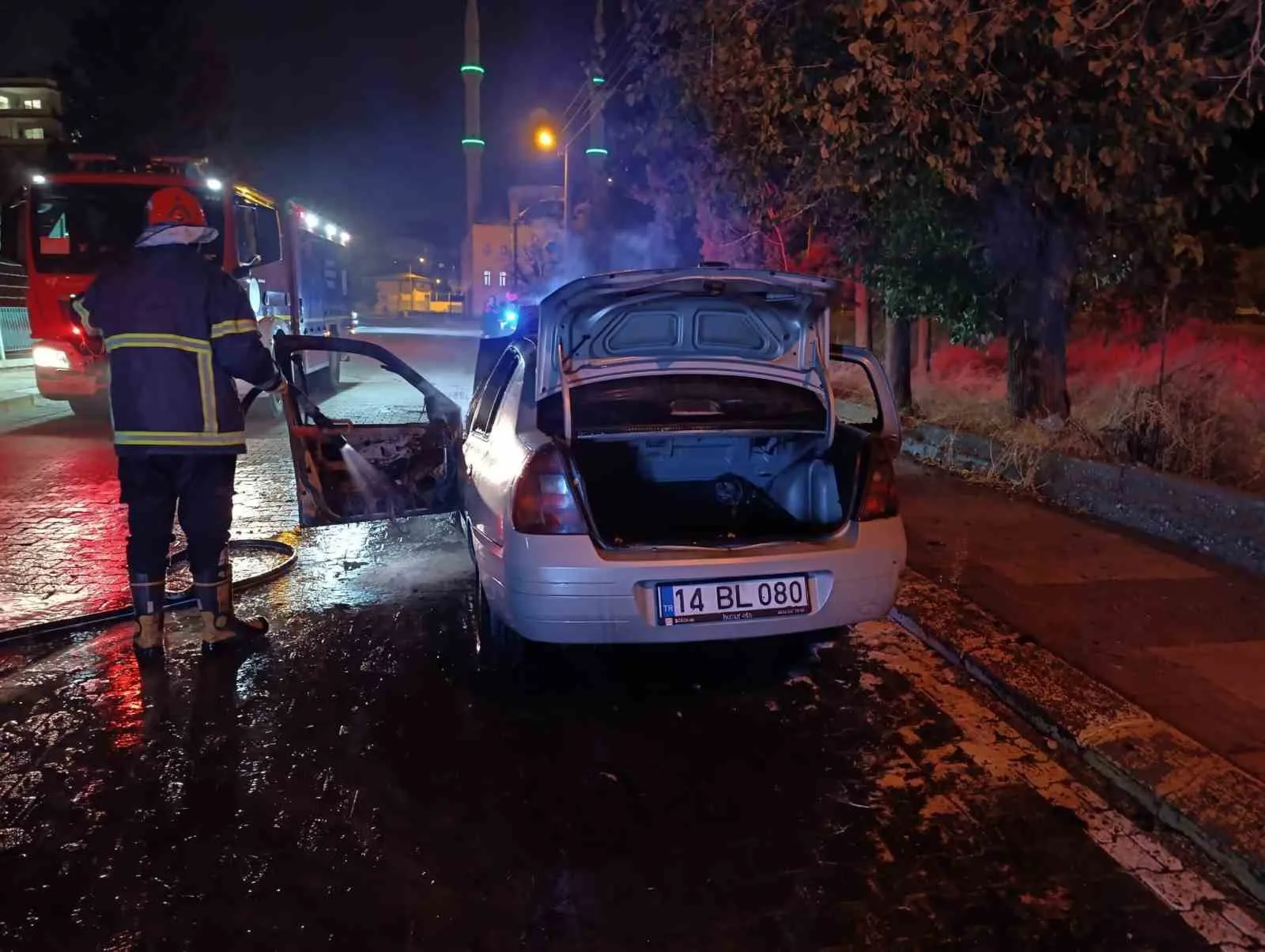 Şanlıurfa’da otomobil alev alev yandı