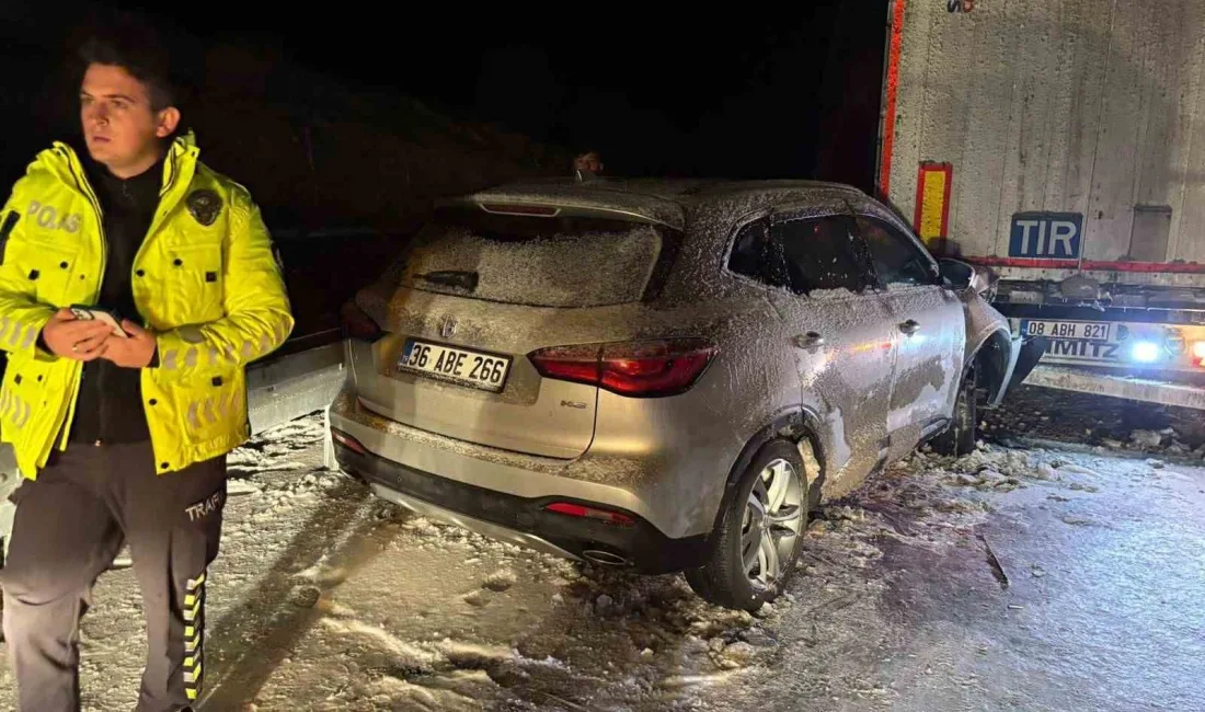 SARIKAMIŞ’TA ARAÇLAR KARAYOLUNDA MAHSUR