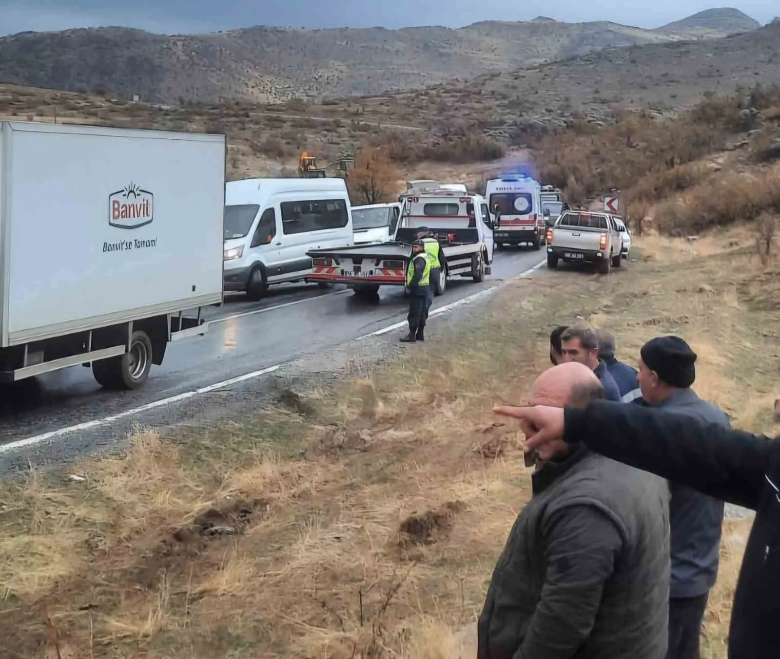 Siirt’te virajı alamayan tır devrildi: 1 yaralı