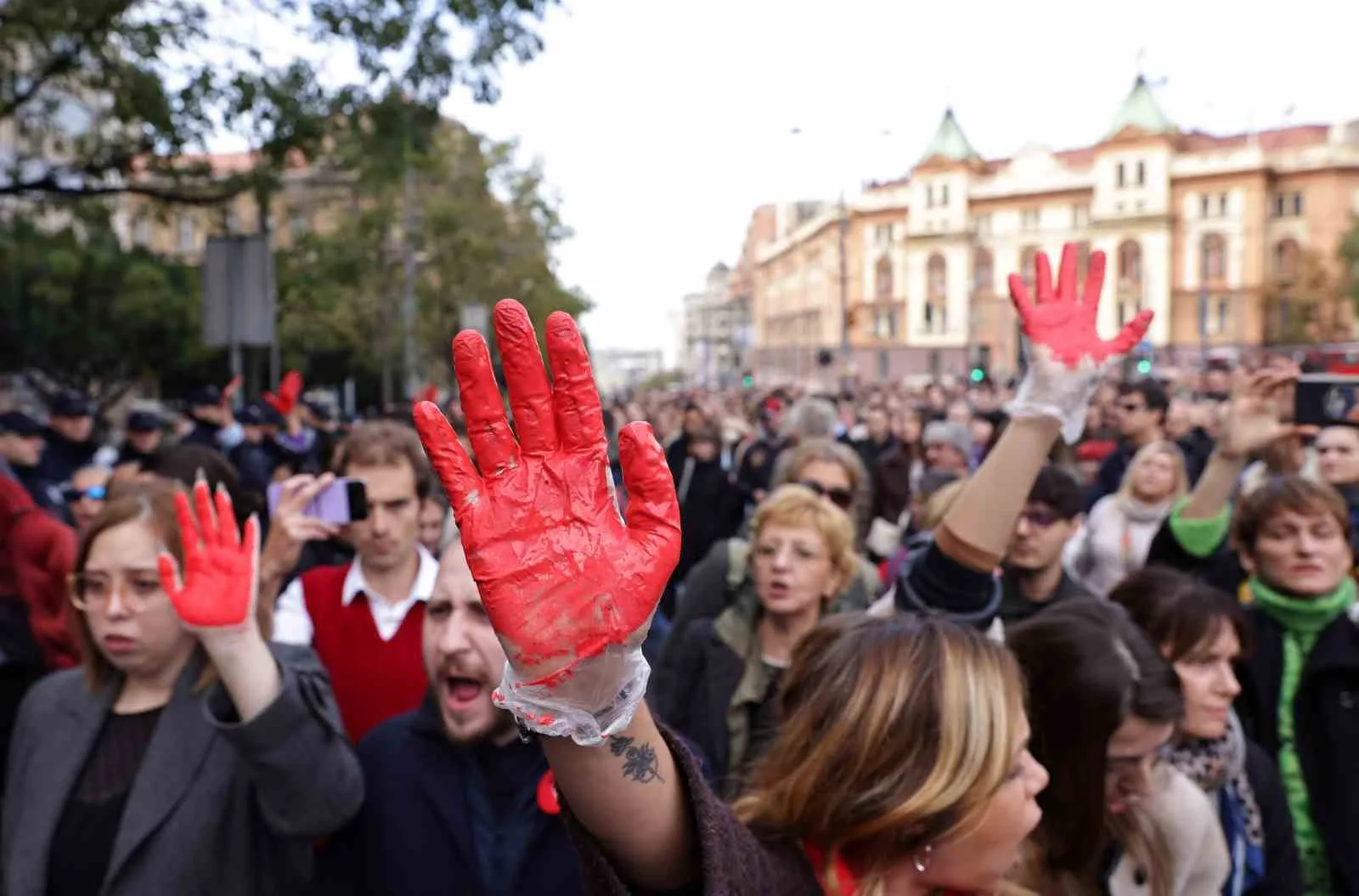 Sırbistan’da tren istasyonunda kaza protesto edildi