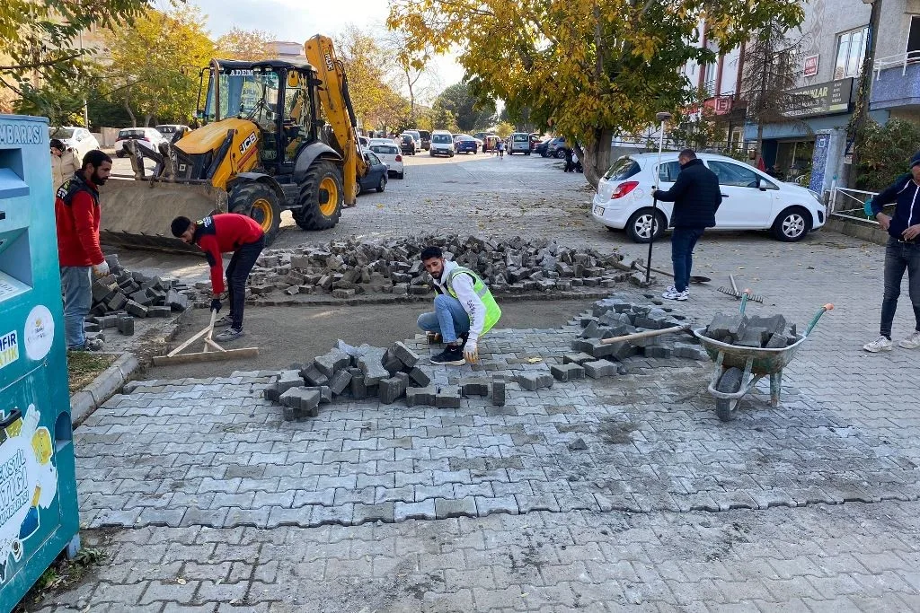 Süleymanpaşa’da olumsuz hava şartlarına rağmen yol çalışmaları devam ediyor