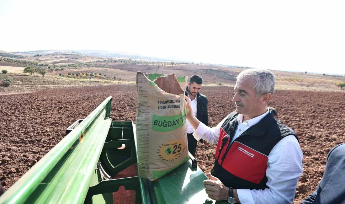 TAHMAZOĞLU DAĞITTIĞI TOHUMLARI ÇİFTÇİLERLE