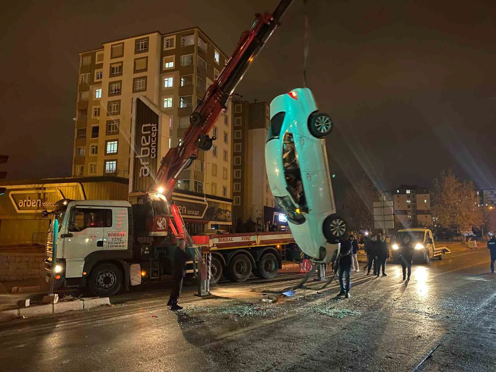 KAYSERİ’NİN MELİKGAZİ İLÇESİNDE MEYDANA GELEN TRAFİK KAZASINDA BİR OTOMOBİL IŞIKTA