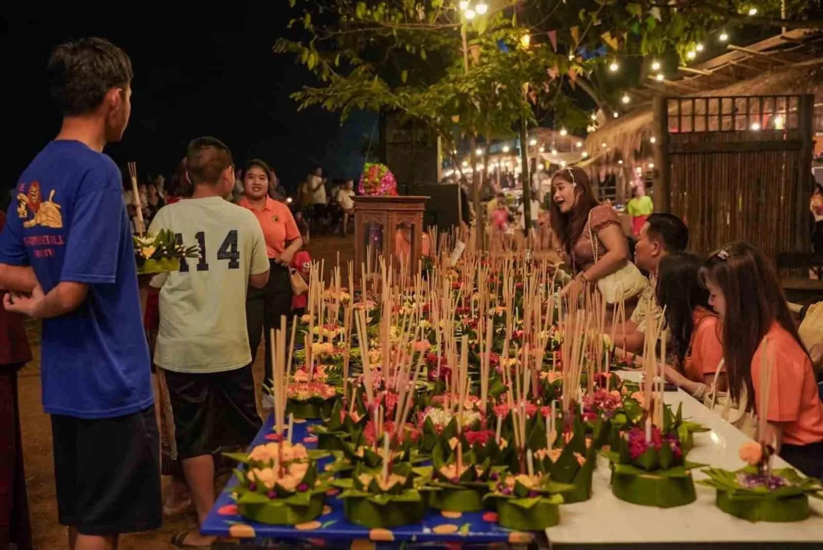 Tayland “Yüzen Fener Festivali” ile renklendi