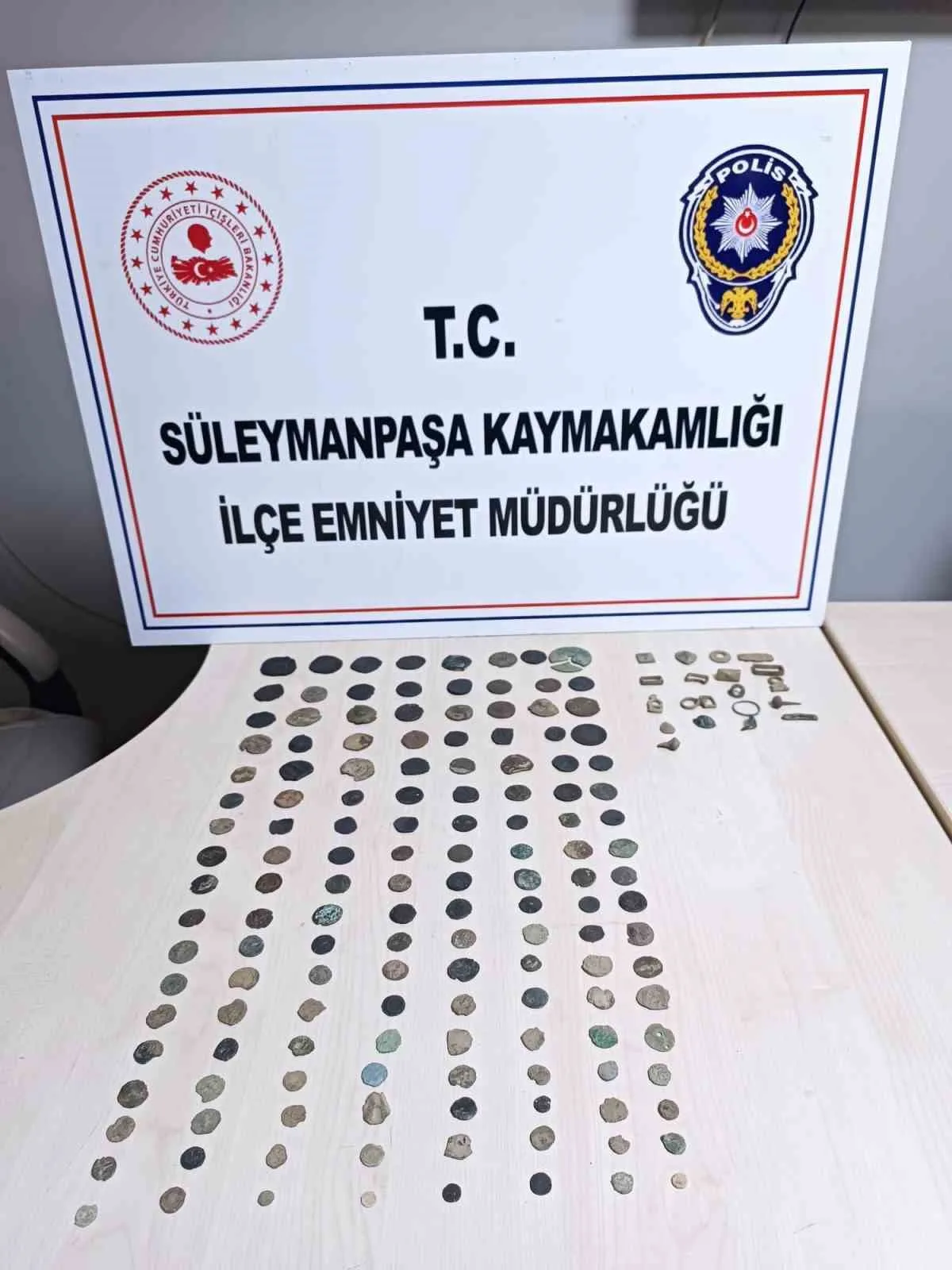 Tekirdağ’da kaçak kazı operasyonunda 145 sikke ele geçirildi