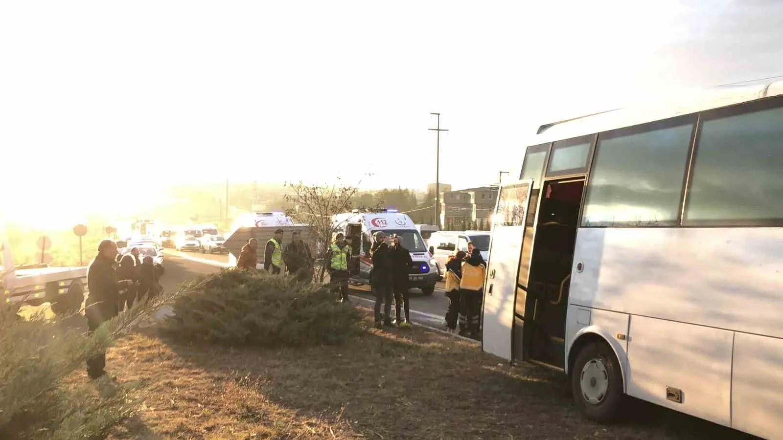 Tekirdağ’da karşı şeride geçen otomobil servisle çarpıştı: 1 ölü, 10 yaralı