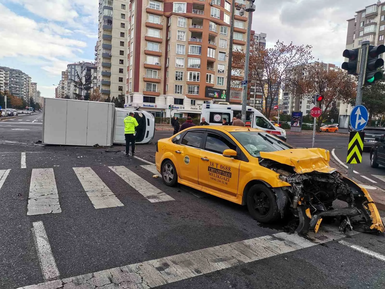 KAYSERİ'NİN MELİKGAZİ İLÇESİNDE TİCARİ TAKSİ İLE ÇARPIŞAN KAMYONET DEVRİLDİ. KAZADA