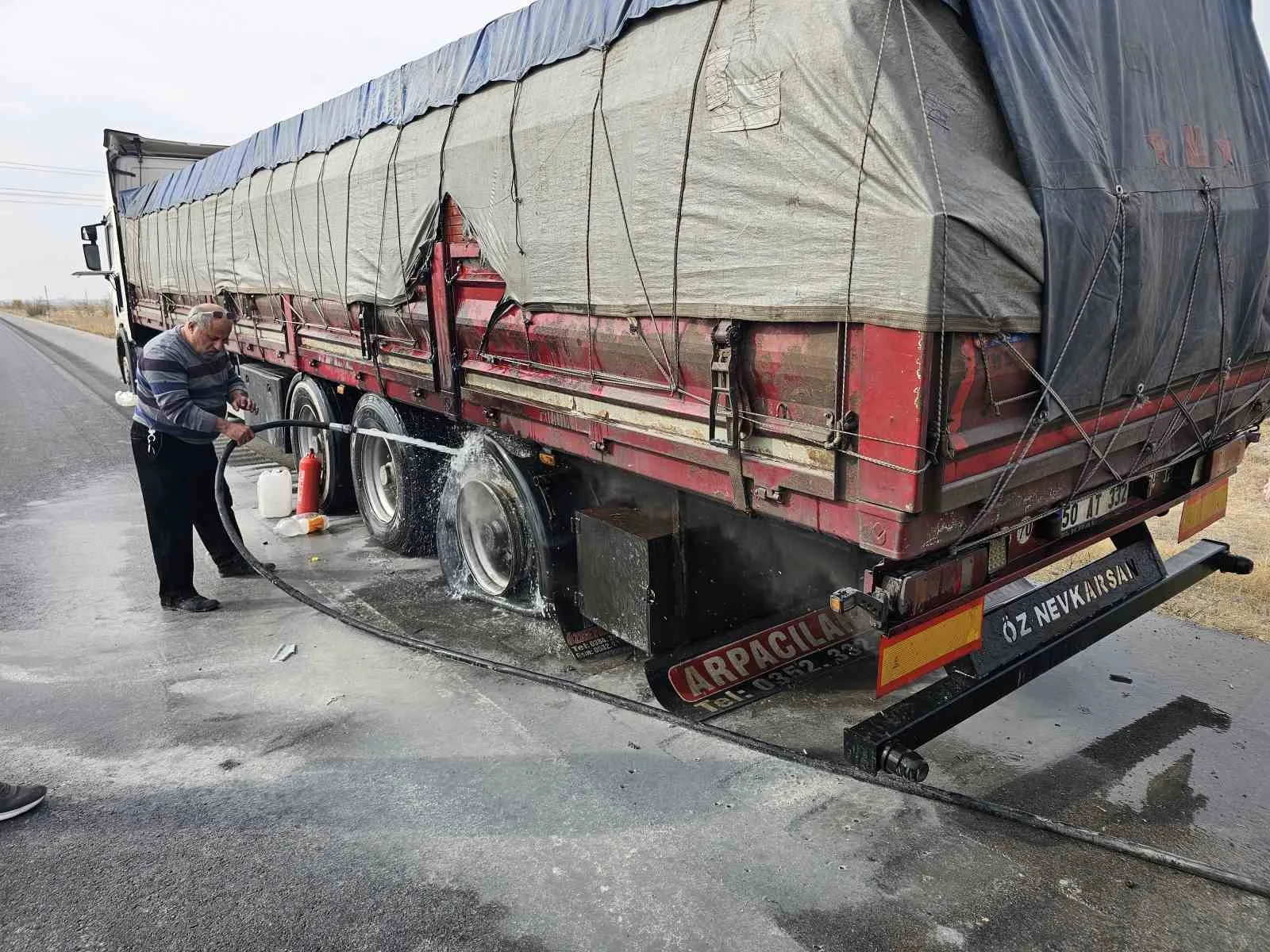 Tırdaki yangın tüpüyle itfaiye gelene kadar alevleri söndürdü