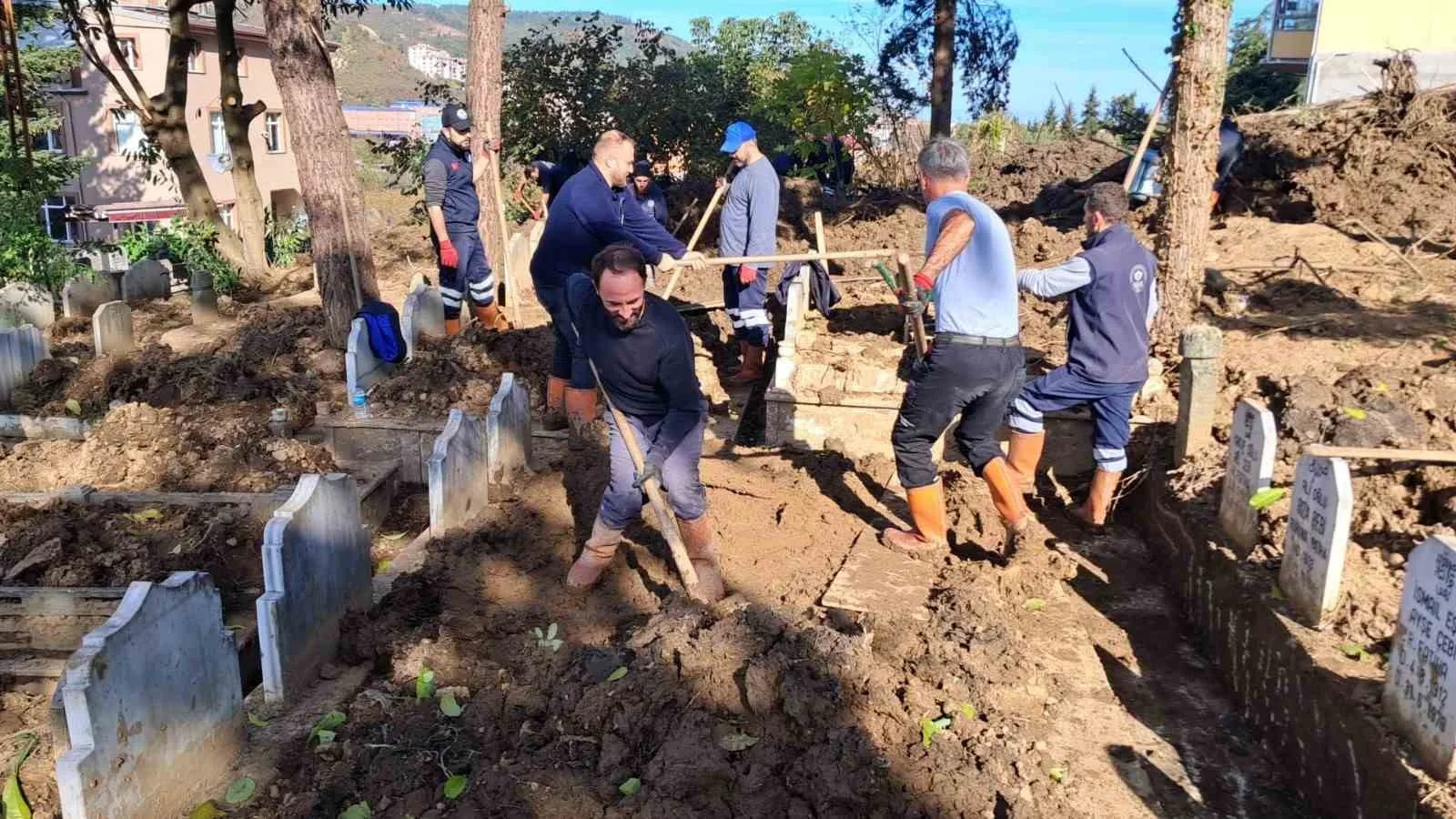 Trabzon’da mezarlıklardaki afet hasarları giderildi