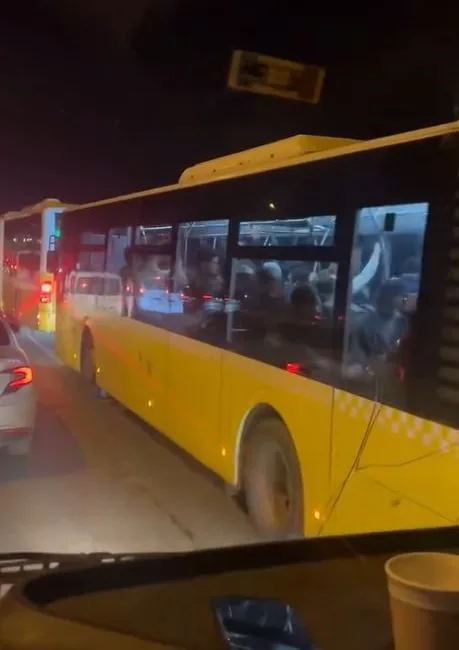 Trafik yoğunluğunda kural tanımayan İETT otobüsleri emniyet şeridini ihlal etti