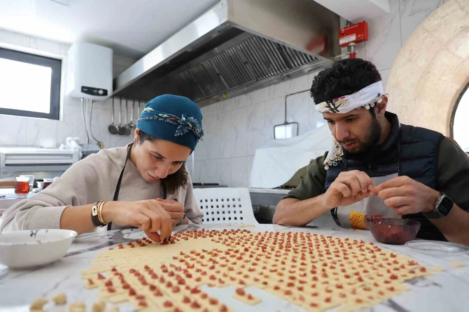 Turistler Kapadokya’da mantı doldurdu, tandırda ekmek pişirdi