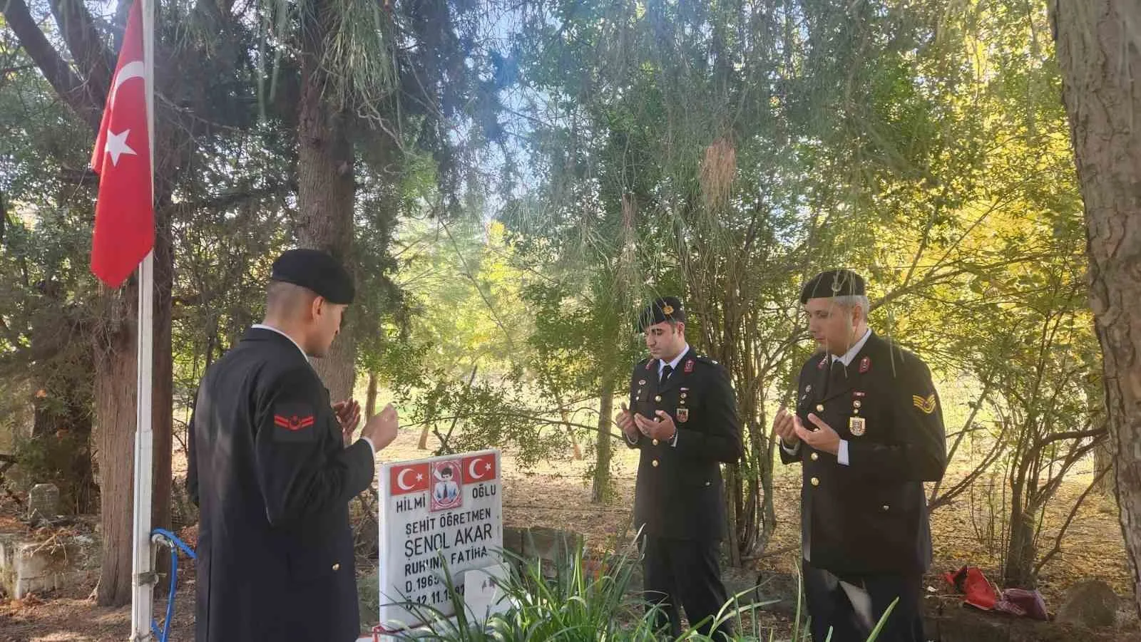 Türkiye’nin ilk şehit öğretmeni mezarı başında anıldı