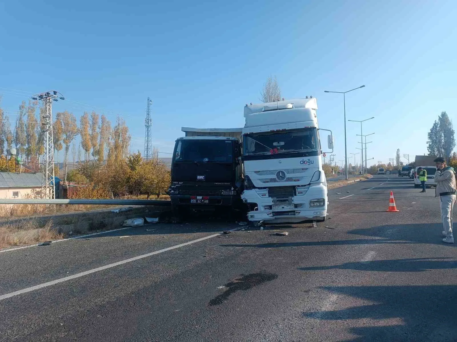 Tuzluca çevre yolunda trafik kazası: İki araç çarpıştı, sürücüler hafif yaralandı