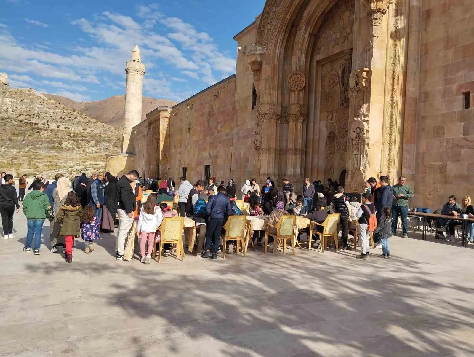 UNESCO Dünya Mirası listesindeki Ulu Camii’nin gölgesinde satranç turnuvası düzenlendi