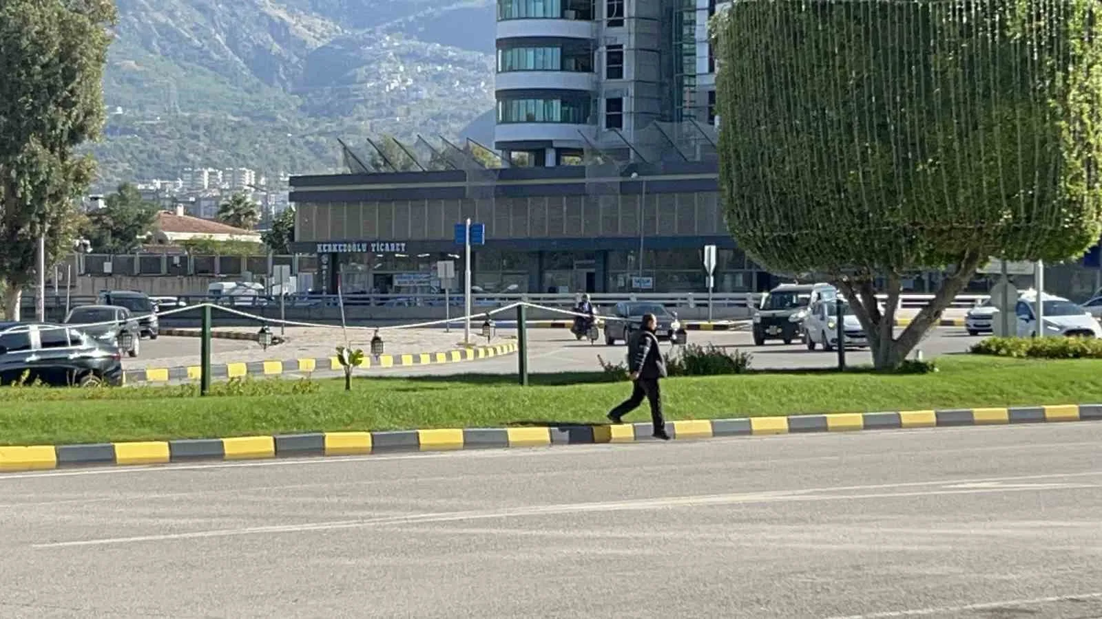 Üzerine basıldığında uyarı veren çimleri test etmek isteyenler esnafı ikiye böldü