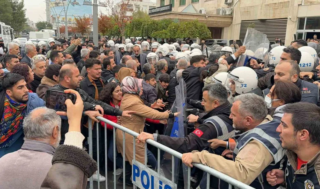 POLİSİN, 'DAĞILIN' UYARISINA RAĞMEN