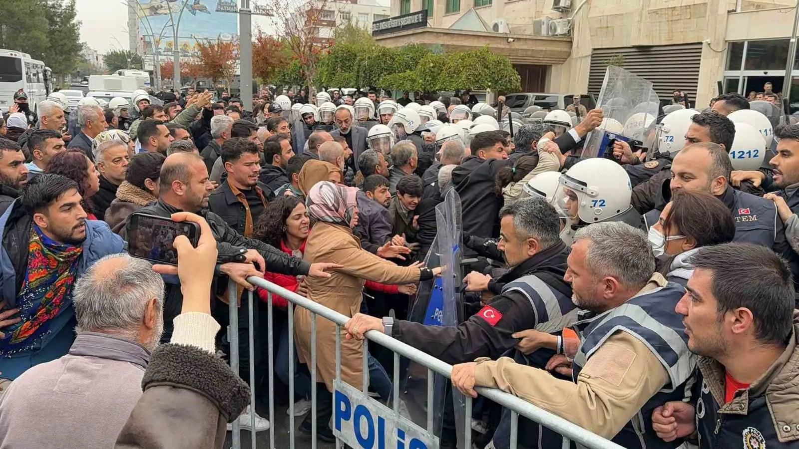 “Vali çık lan buraya” diyen gösterici gözaltına alındı