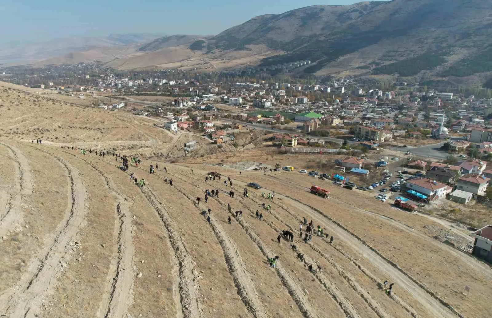 KAYSERİ’NİN YAHYALI İLÇESİNDE 'GELECEĞE NEFES İNSANLIĞA NEFES' SLOGANIYLA FİDAN DİKİMİ