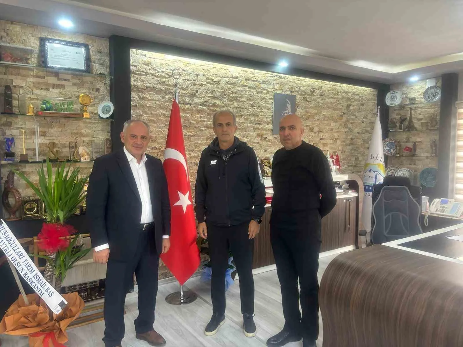 BÖLGESEL AMATÖR LİG TAKIMLARINDAN YAHYALISPOR'DA ANTRENÖR YAVUZ HASTOPRAKÇILAR İSTİFA ETTİ.