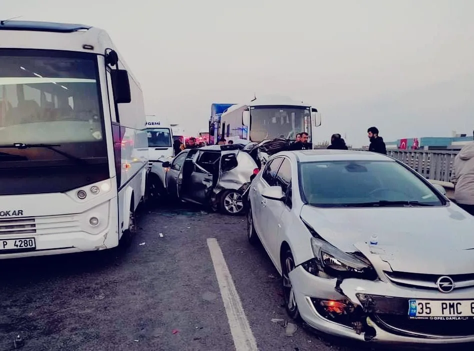 Yalova’da 5 araçlı zincirleme kaza: 4 yaralı