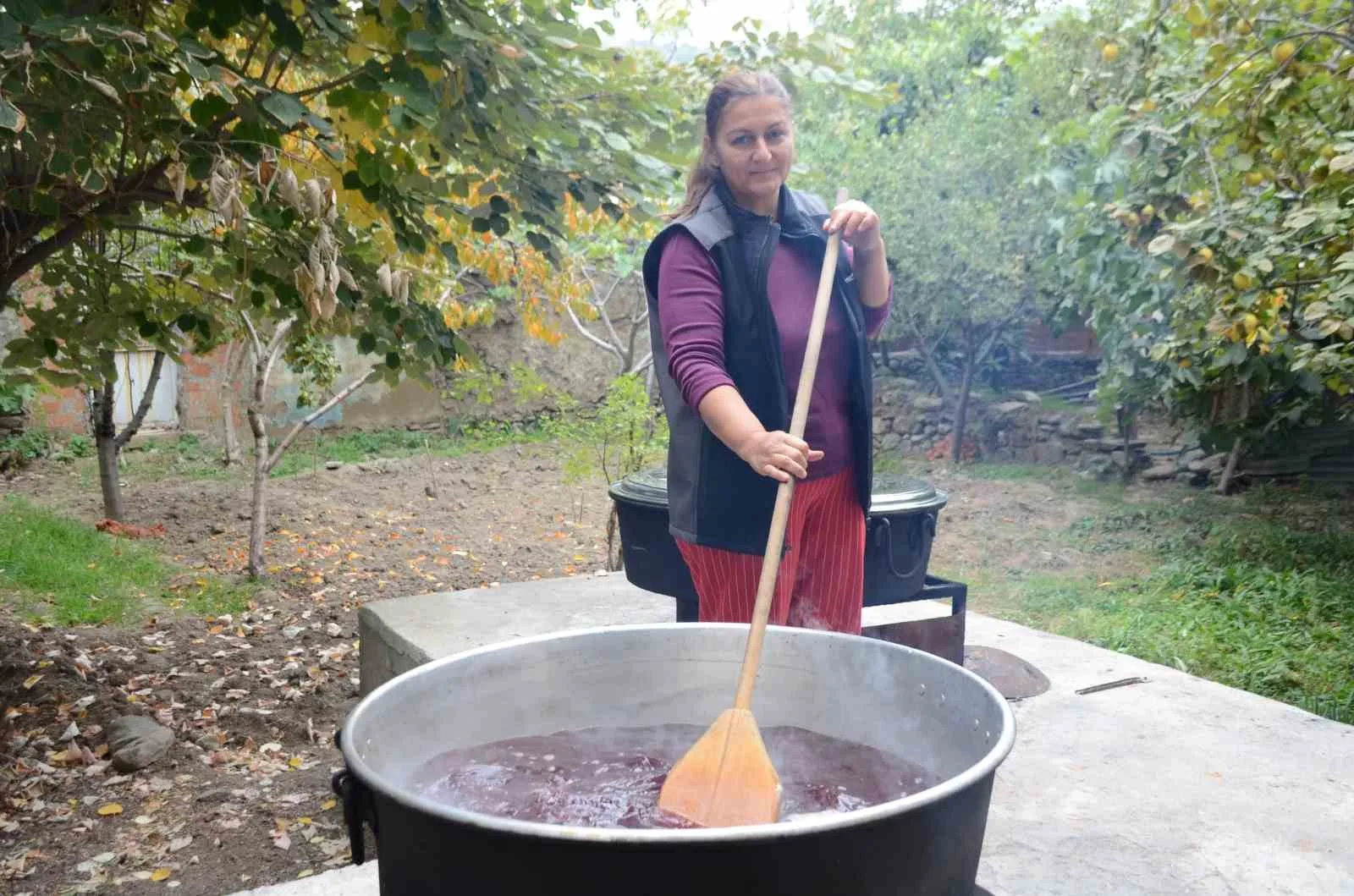 Yarım asırdır aynı yöntemle hurma pekmezi yapıyorlar