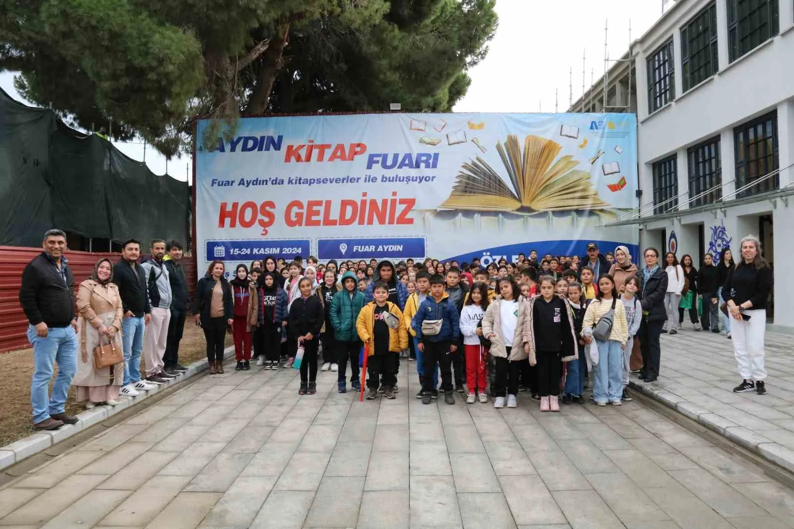 Yenipazar Belediyesi’nden ilçede yaşayan vatandaşlara kitap fuarı gezisi