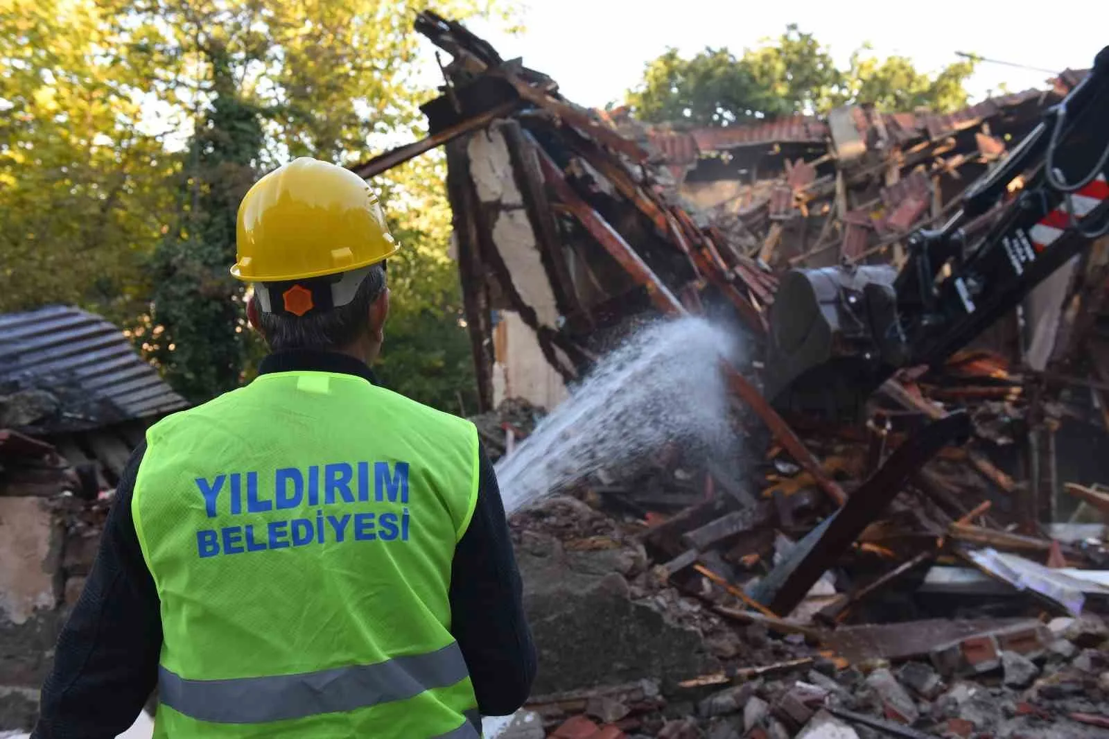 Yıldırım’da metruk durumdaki yapılar yıkılıyor