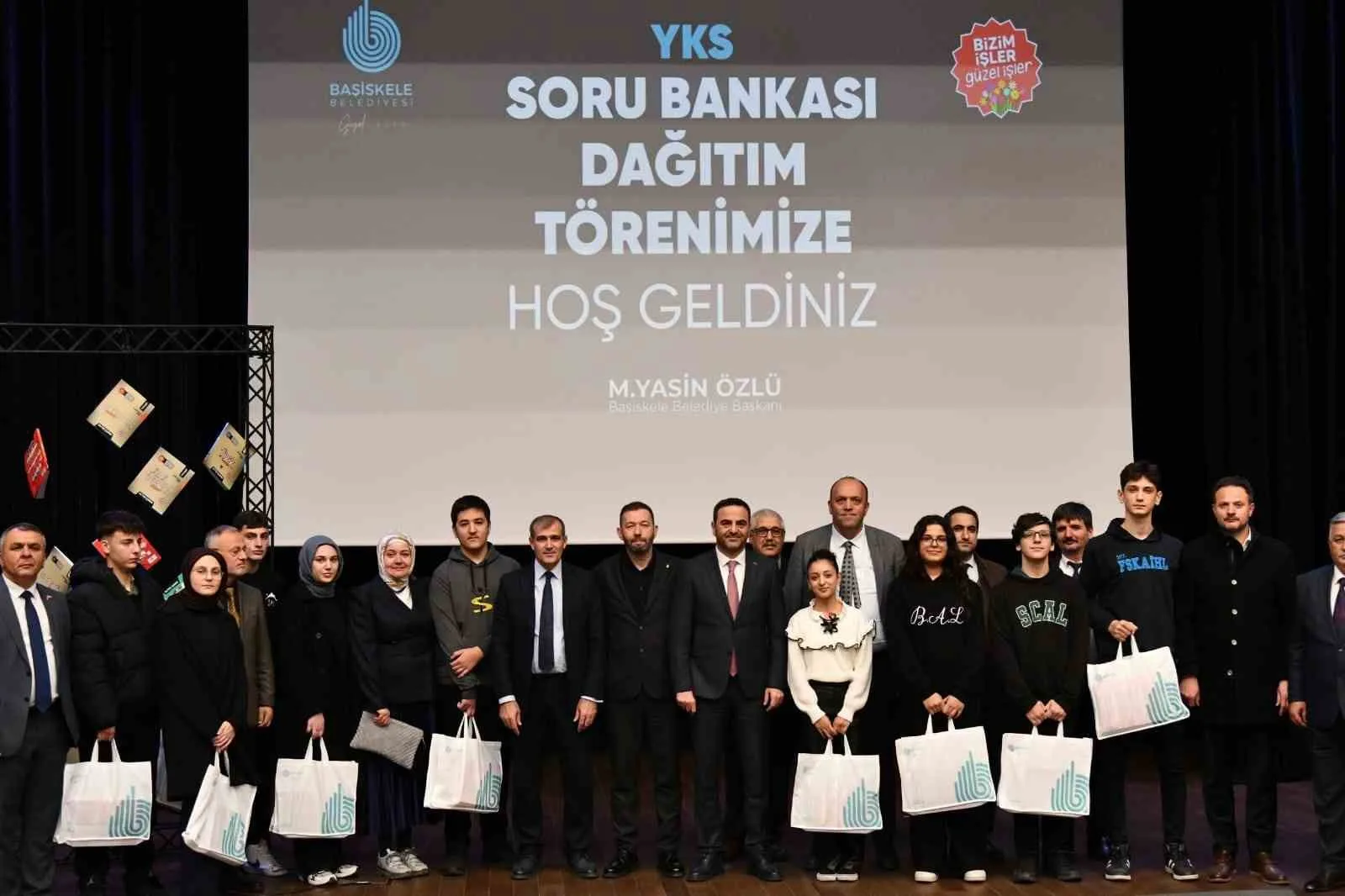 YKS’ye hazırlanan öğrencilere soru bankası seti desteği