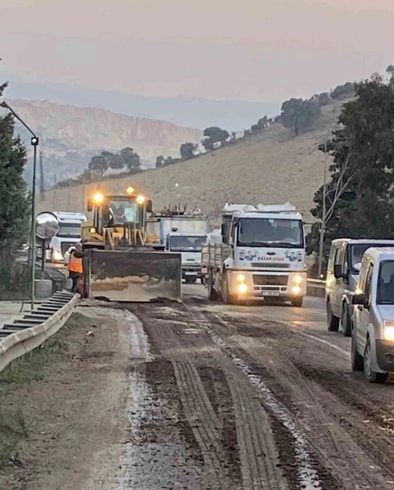 Yola dökülen zeytin posası ekipler tarafından temizlendi