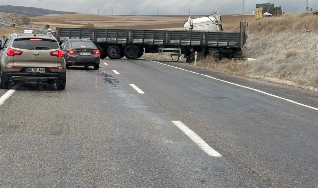 YOZGAT'TA YOLDAN ÇIKAN TIR