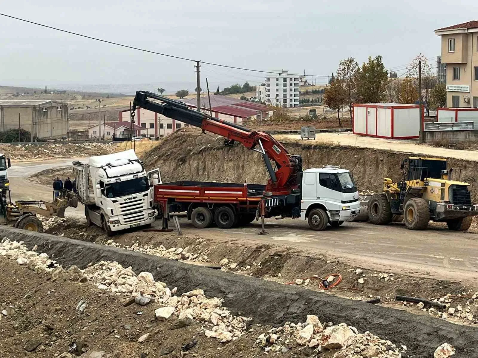 Yoldan çıkan tır trafiği kapattı