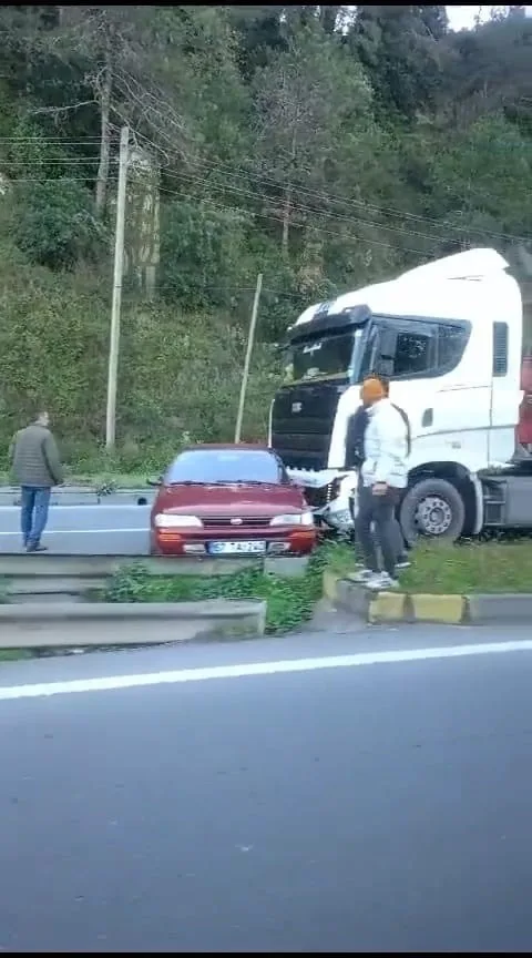 Zonguldak Ereğli’de otomobil ile tır çarpıştı