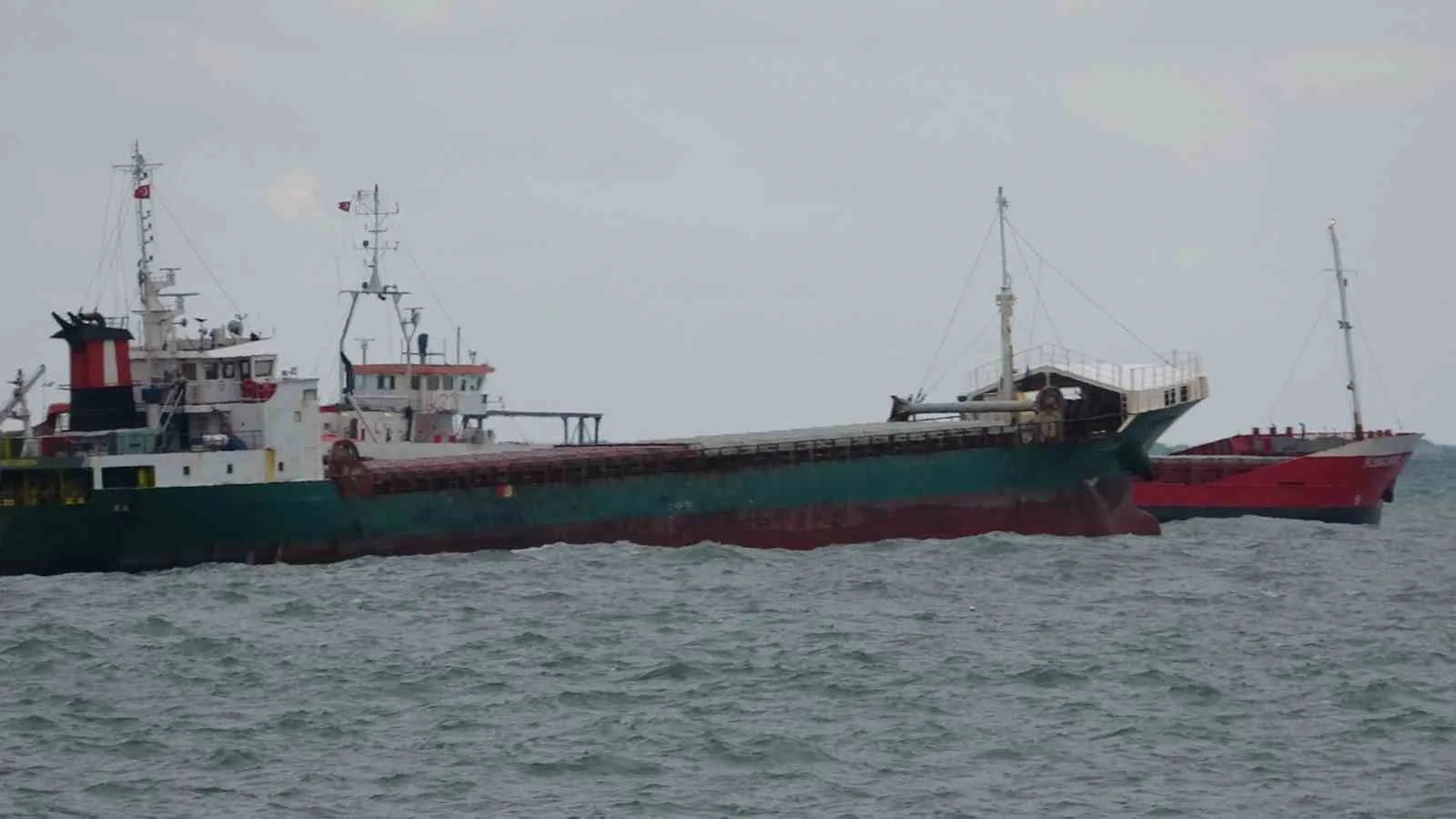 Zonguldak’ta yük gemileri denizde adeta beşik gibi sallandı