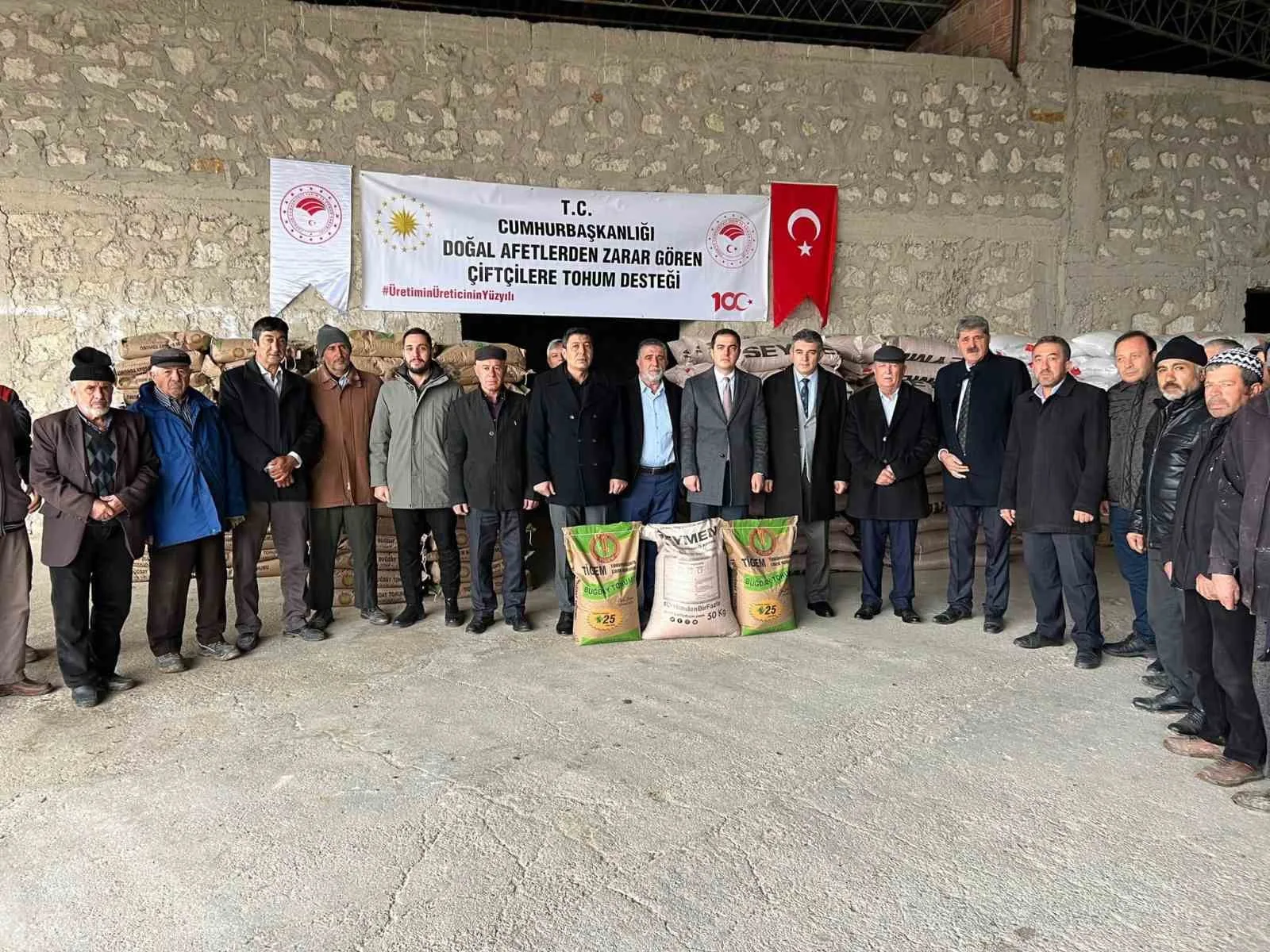 Altıntaş’ta ekili arazileri yangından zarar gören çiftçilere tohum desteği