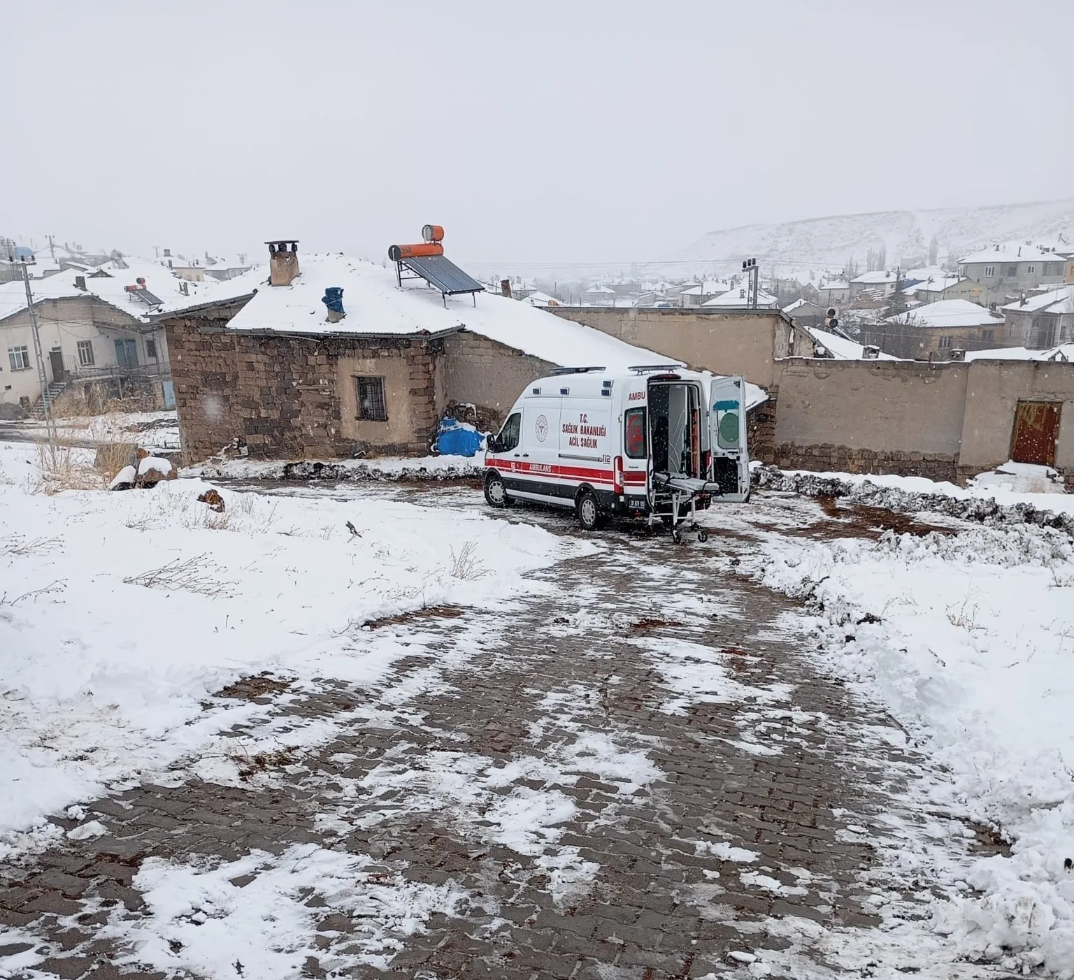 KAYSERİ'NİN BÜNYAN İLÇESİNDE KAYIP DÜŞEREK AYAĞINI KIRAN VATANDAŞIN İMDADINA BÜNYAN