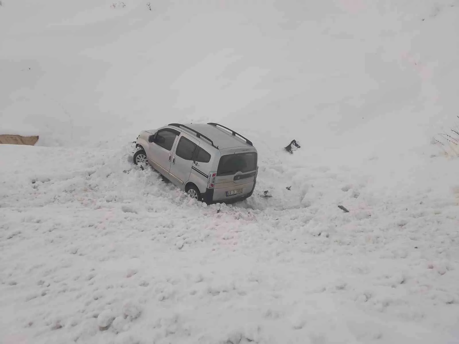 BİNGÖL’ÜN KARLIOVA İLÇESİNDE PEUGEOT MARKA HAFİF TİCARİ ARAÇ, SÜRÜCÜSÜNÜN DİREKSİYON