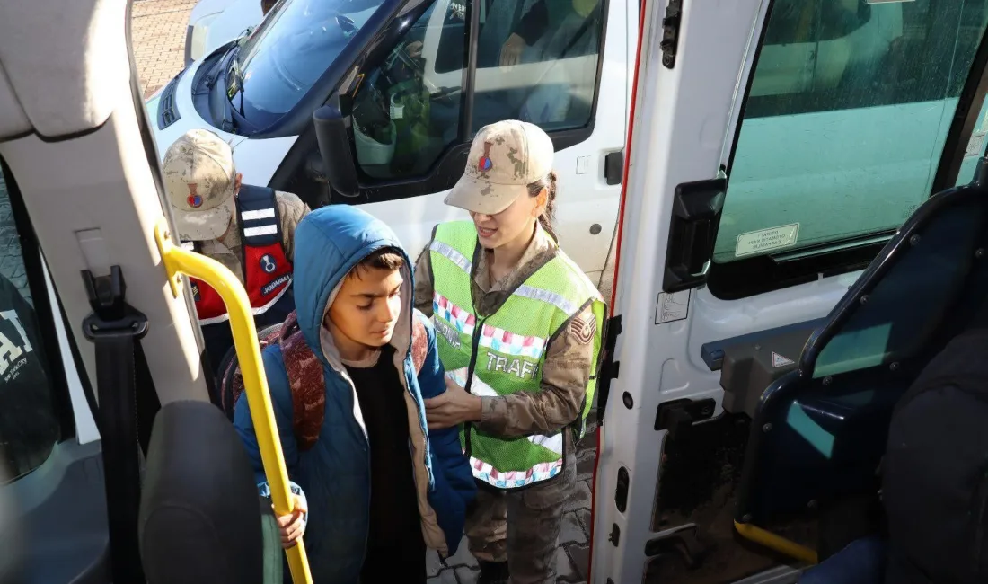 BİNGÖL’DE JANDARMA EKİPLERİ, OKUL