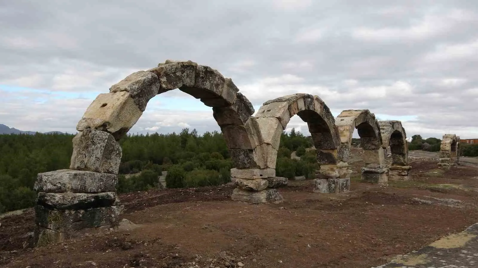 UŞAK'IN ULUBEY İLÇESİ SÜLÜMENLİ KÖYÜ SINIRLARI İÇERİSİNDE BULUNAN BLAUNDUS ANTİK